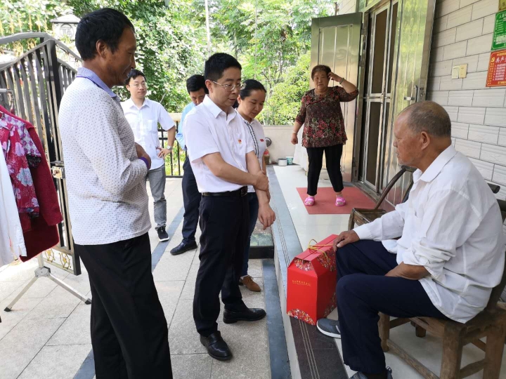 2019年七一慰问老党员照片.jpg